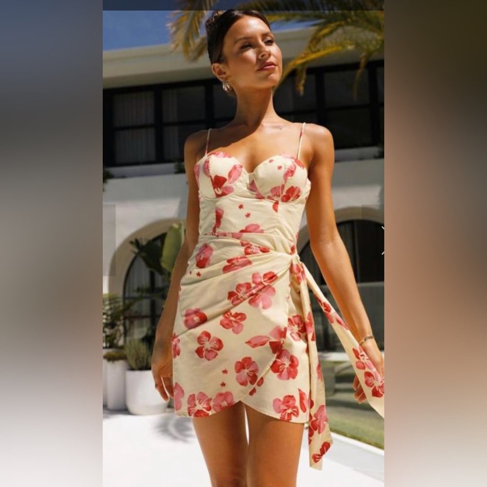 Selfie Leslie Floral Wrap Dress NWT Size Medium